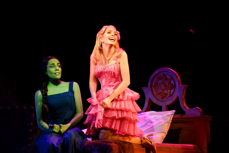 Myra Ruiz como Elphaba e Fabi Bang como Glinda em Wicked (Foto: Divulgação)