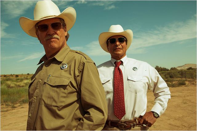 Jeff Bridges e Gil Birmingham, o mau e o bom policial de A Qualquer Custo (CBS Films/Lionsgate)