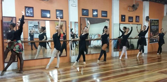 Aula na Escola de Ballet Dicléa (Foto: Divulgação)