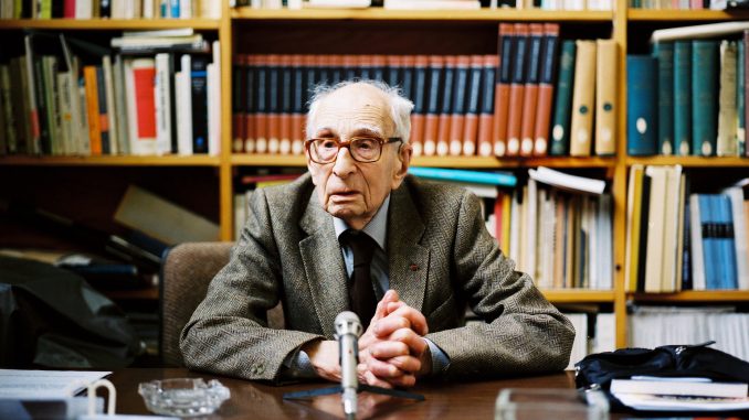 Portrait du professeur Claude Levi-Strauss dans son bureau.