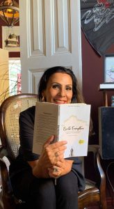 Escritora pelotense Luciana Cazaubon lança livro sobre Escrita Energética