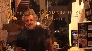 Marcelo Delacroix apresenta show Dentro da Noite no Café Mal Assombrado