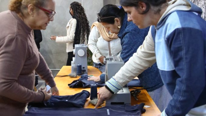 Recicle com nova turma de formação para reciclagem de uniformes e fardas - fotos Valder Valeirão (1)