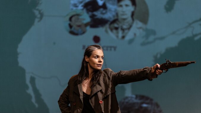 Priscilla_Colombi_em_A vingança_é_um_jardim_selvagem__foto_Adriana_Marchiori